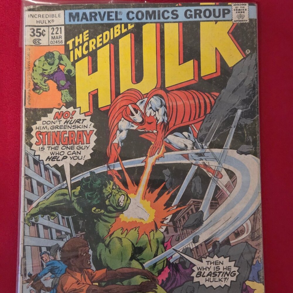 RARE, VINTAGE 1977, HULK VS. STINGRAY COMIC BOOK, ISSUE #221!!!